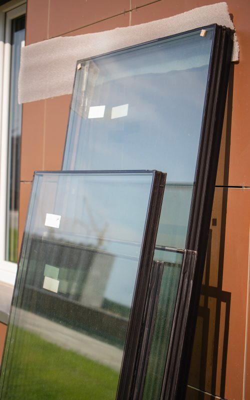 ventanas-de-doble-vidrio-listas-para-su-instalacion-en-un-edificio-residencial-moderno-en-un-lugar-soleado